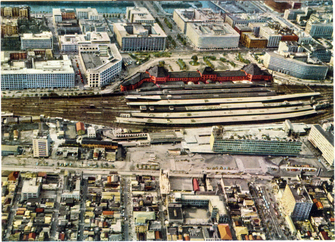 Aerial view of Tokyo Station, c. 1960, depicting the newly-completed Daimaru department store anchoring the Yaesu entry to the terminal.