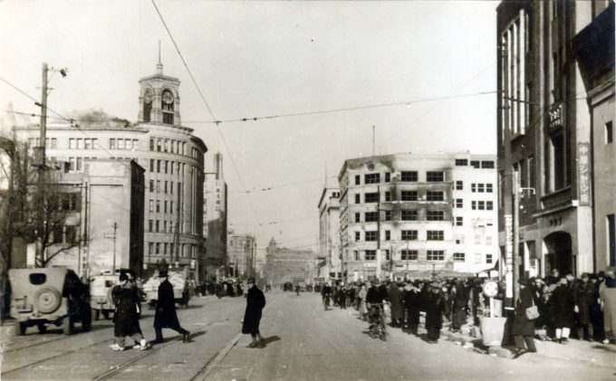 Ginza Crossing, c. 1945, looking northwest toward Kyobashi. The Wako department store is left; the burned-out shell of the Mitsukoshi Ginza department store is right. The Dai-Ichi Sogo building is in the distance.