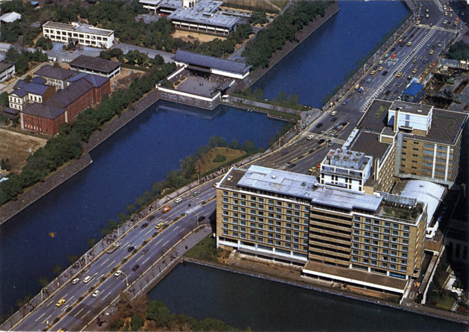 Aerial view of the Palace Hotel, relative to the Imperial Palace's Otemachi Gate and palace moats.